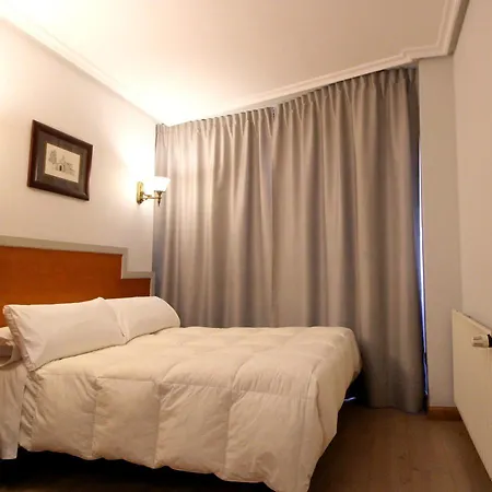 Carbayon Hotell 2*