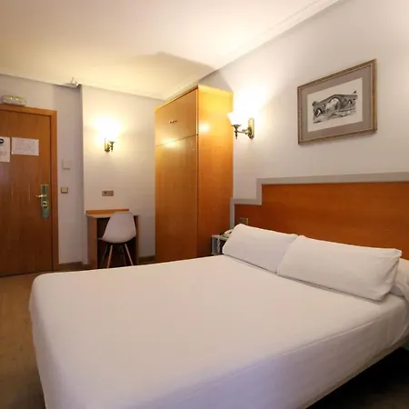 Carbayon Hotell 2*